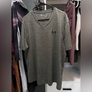 Men’s Under Armour Heat Gear V Neck green striped tee shirt Lg loose fit